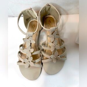 Marbella Girls Flowers Cream White back zipper Sandals . Size 5